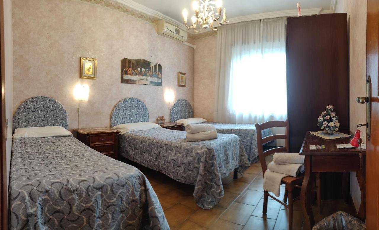 Hillary House Hotel Fiumicino Buitenkant foto